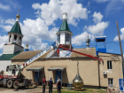 Близ Волжского на храм установили купол и крест