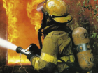 Пожарные эвакуировали 9 человек из горящего дома в Волжском
