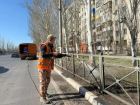 Чистоту наводят на дорогах Волжского после зимы