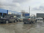 Все утонем: огромная лужа на улице Волжского превращает автомобили в Титаники