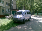 Уставшие от припаркованных во дворе маршруток волжане могут пожаловаться в мэрию