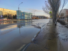 В Волжском улицу Оломоуцкую залило холодной водой