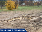 «Каждое утро – хаос и грязь»: родители бьют тревогу из-за отсутствия парковки у сада «Матрешка» в Волжском