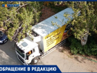 Большегрузы разгружают товар во дворе Волжского: жители просят сделать заезд к магазину