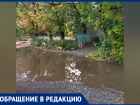 «Впору переплывать - лезем по  грязи и кустам»,- волжанин об огромной луже возле подъезда многоэтажки