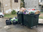 После возгорания во дворе на улице Мира в Волжском заменили мусорные контейнеры