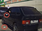 Где живем, там и ср*м: волжанин снял на видеорегистратор, как из окна машины выкидывают целлофан и обертку