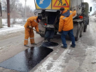 Несмотря на погоду в Волжском продолжается ямочный ремонт дорог