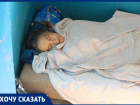 Мусор выселил женщину из 3-комнатной квартиры: в Волжском больная пенсионерка поселилась в подъезде