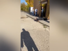 Мужчина с пеной изо рта без сознания лежит у магазина в Волжском: видео