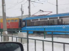 «Московский трамвай отказался ездить по волжским рельсам»: горожане засняли поломку вагона