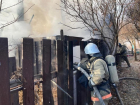 В Волжском горел деревянный забор и вещи в пристройке
