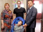 Депутаты Волжской гордумы вручили ребенку-инвалиду новую кресло-коляску