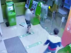 Разбили банкомат стулом и «присвоили» блок с микросхемами: похитители попали на видео в Волгограде