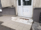 Аварийные ступени встречают волжан на входе в магазин в Волжском