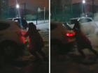 Женщинам приходится выталкивать машины из обледенелых дворов в Волжском: видео