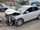 Два авто столкнулись на перекрестке в Волгограде: авария попала на видео