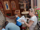 Прихожане Троицкого архиерейского подворья монастыря плетут маскировочные сети