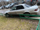 «Пьяный водитель снес забор в Волжском»: местные сделали фото и вызвали ГАИ