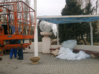 Светодиодными шарами украсили остановку рядом с администрацией Волжского