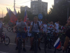 Патриоты на велосипедах поддержали флешмоб в честь флага РФ в Волжском