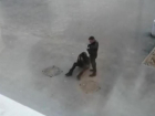 Упала на землю и молила не трогать: драка мужчины и женщины попала на видео в Волжском