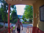 Мужчина с ножом угрожал пенсионеркам из-за цветов у дома в Волжском: видео