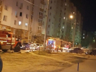 В Волжском пожарные тушили огонь во дворе многоэтажки