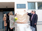На здании 37-й школы Волжского установили мемориальную доску в честь первого директора