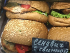 Надкушенным сэндвичем и безграмотностью неприятно удивили посетителей кафе в торговом центре Волжского 