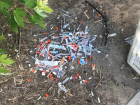 Кучу использованных шприцов выбросили около аптеки в Волжском