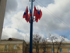  Российским триколором и советским красным знаменем украсили Волжский к праздникам