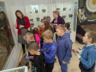 Для школьников провели экскурсию по новым выставкам в волжском историко-краеведческом музее