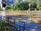 Дороги в Волжском затопило из-за прорыва трубы