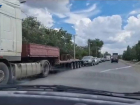 На Логинова образовалась огромная пробка из-за ремонта дороги: видео