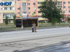 Женщина с коляской перебегала дорогу в Волжском: видео