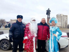 В Волжском сотрудники Госавтоинспекции поздравили автолюбителей с Новым годом
