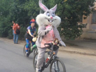 Человек-паук на самокате и веселый кролик на велосипеде покорили волжан в центре города