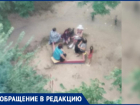 Зачем в Волжском спиливают скамейки? Пенсионеры расстроены