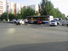 На перекрёстке в Волжском столкнулись три автомобиля и автобус