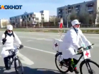 Айболит и его помощник рассекают по улицам Волжского на велосипеде: видео