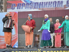На День народного единства в Волжском танцевали лезгинку и пели казачьи песни
