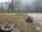 Волжские дворы очищают от десятков тонн старых покрышек