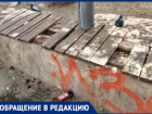 «Это просто позор какой-то»: волжане пожаловались на грязь у остановки в центре города