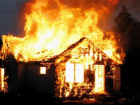В пылающем доме под Волжским сгорел человек