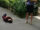 Валялся на асфальте и не мог подняться: прохожие сняли на видео мужчину в Волжском