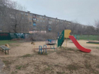 Детская площадка превратилась в свалку в Волжском