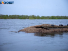 Жители Волжского провели спасательную операцию на затопленном за ночь острове: видео