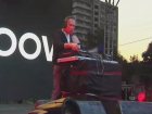 В центре Волжского DJ Groove просит молодежь не стесняться