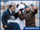 Елка, панда и флешмоб: на катке в Волжском прошли «гуляния»